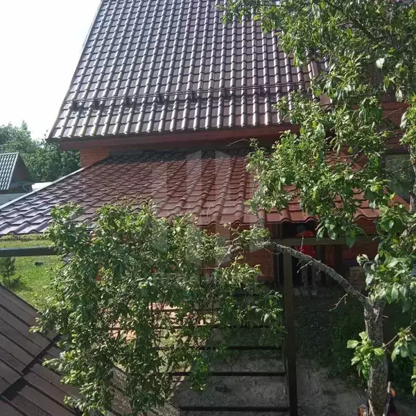 прямой примыкающий навес с металлочерепицей